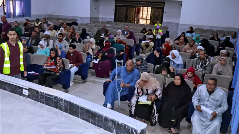 محافظ سوهاج يستمع لشكاوى وطلبات المواطنين خلال اللقاء الجماهيري الأسبوعي 
