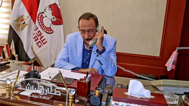 محافظ سوهاج يهنئ الفائزة بجائزة الأم المثالية على مستوى المحافظة