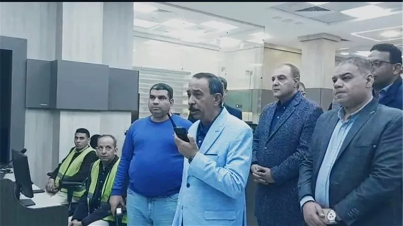 من غرفة السيطرة.. محافظ سوهاج يتابع التقلبات الجوية ويوجه بالتعامل الفوري مع تداعيات الطقس