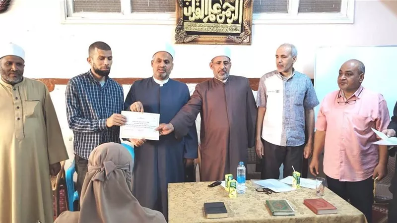 أوقاف سوهاج: تسليم شهادات خريجي برنامج إعداد محفظي القرآن الكريم بمسجد القطب