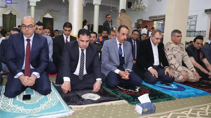 محافظ سوهاج يؤدي صلاة عيد الفطر المبارك بمسجد الشرطة بمدينة ناصر