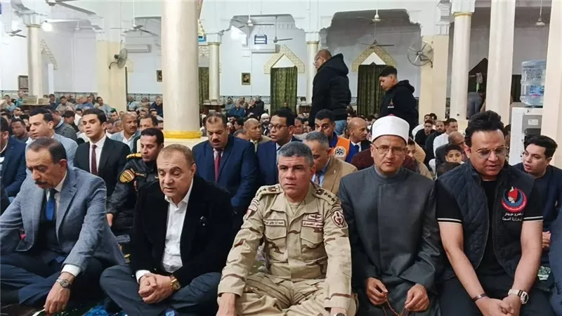 بحضور المحافظ.. مدير أوقاف سوهاج يؤدي صلاة العيد بمسجد الشرطة