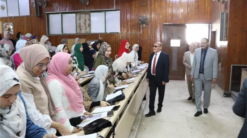 بعد إجازة العيد.. رئيس جامعة سوهاج يهنئ الطلاب والعاملين ويتابع سير العملية التعليمية بالمقر القديم