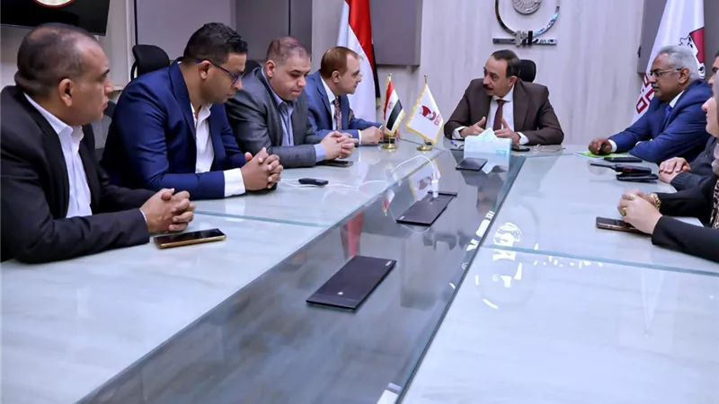محافظ سوهاج يتابع تطورات الأحوال الجوية من مركز سيطرة الشبكة الوطنية للطوارئ والسلامة العامة