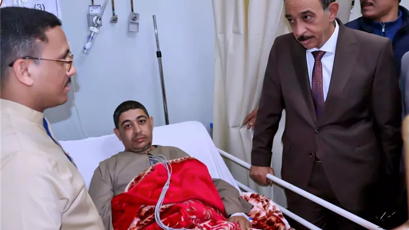 محافظ سوهاج يزور رئيس مكتب تموين عرابة أبيدوس بعد تعرضه لوعكة صحية أثناء عمله