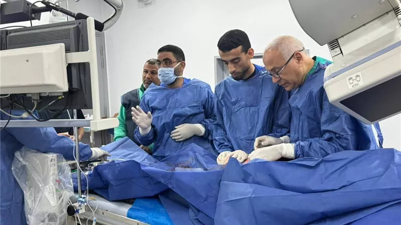 قسطرة قلبية عاجلة لفلسـطيني يعاني من ذبحة صدرية حادة بمستشفى سوهاج الجامعي 