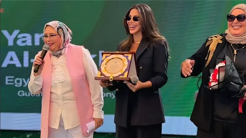 بالصور.. يارا السكري تخطف الأنظار بإطلالة كلاسيكية راقية خلال تكريمها عن نجاحاتها الدرامية