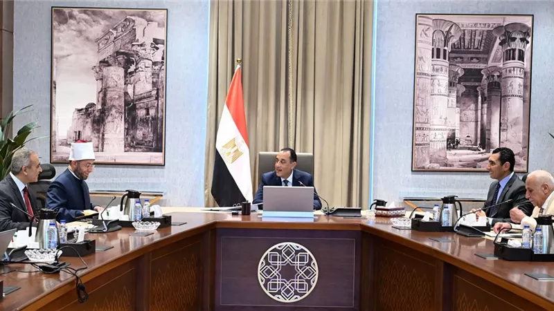 رئيس الوزراء يناقش الحلول المقترحة لأرض نادي الزمالك التابعة للأوقاف
