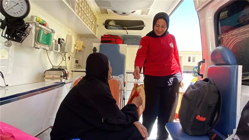 الهلال الأحمر يؤمن رحلة علاج الجرحى الفلسطينيين عبر معبر رفح وتقديم الدعم والإغاثة