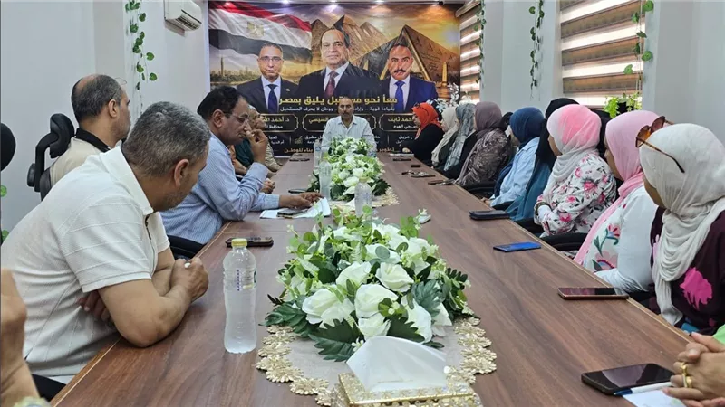 رئيس حي الهرم يجتمع بالإدارات التنفيذية لبحث معوقات العمل وتقديم حلول غير نمطية لخدمة المواطنين