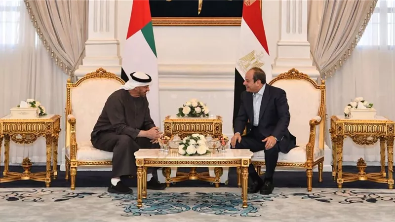 الرئيس السيسي يستقبل رئيس دولة الإمارات العربية بمطار العلمين