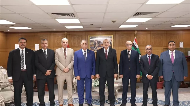 رئيس هيئة قضايا الدولة يستقبل نقيب المحامين ورئيس اتحاد المحامين العرب والوفد المرافق في زيارة تهنئة