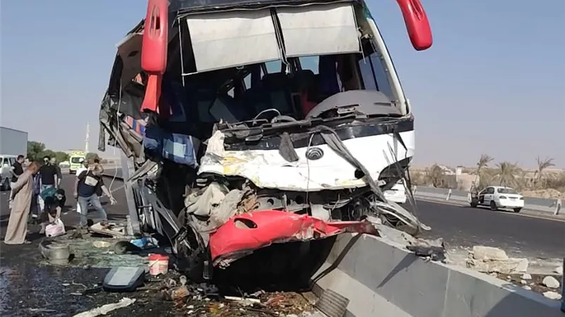 مصرع شخص وإصابة 12 آخرين في تصادم أتوبيس بطريق بلبيس العاشر بالشرقية