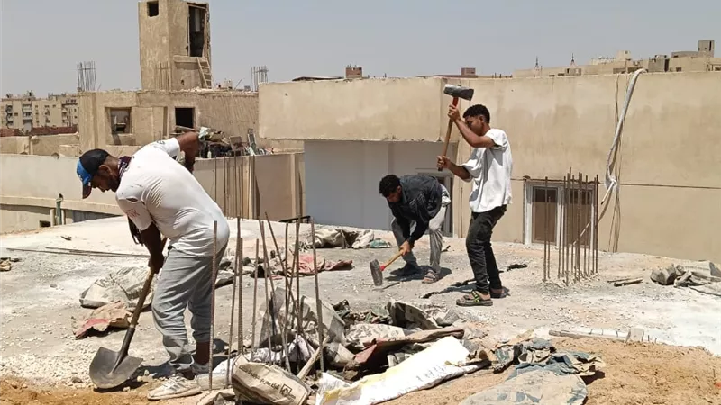 محافظة الجيزة تضرب بيد من حديد: إزالة طوابق مخالفة لعقار بقطاع الهضبة في حي الهرم