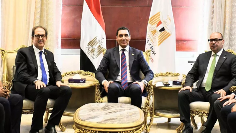 وزير الشباب والرياضة يبحث مع رئيس 