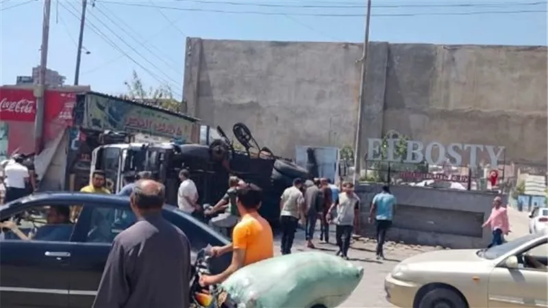 انقلاب سيارة نقل تحمل أطنان من زيوت الطعام التموينية بالمحلة 