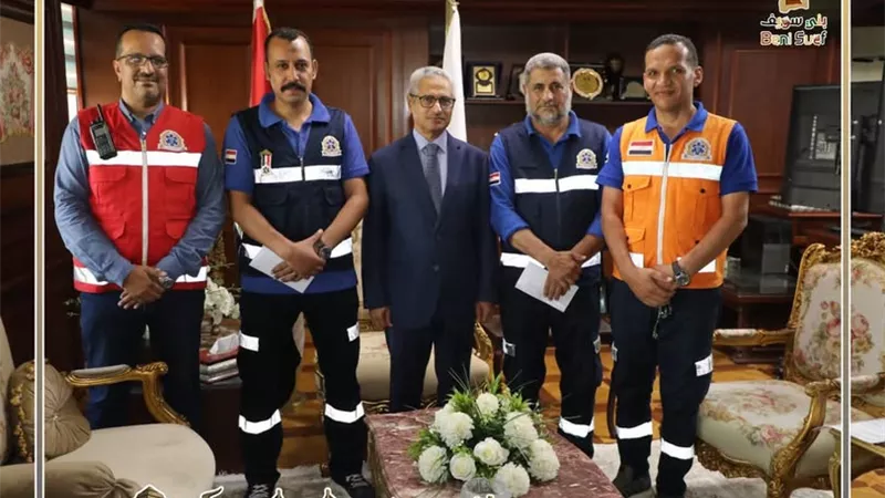 محافظ بني سويف يُكرّم مُسعفًا وسائقًا بإسعاف بني سويف لنجاحهما في إتمام ولادة طارئة داخل سيارة الإسعاف