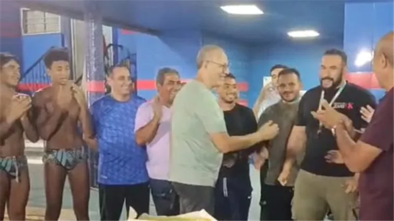 كرة الماء والغطس يستقبلان محمد عبد الكريم بممر شرفي في الزمالك احتفالًا بإنجاز ناشئات اليد