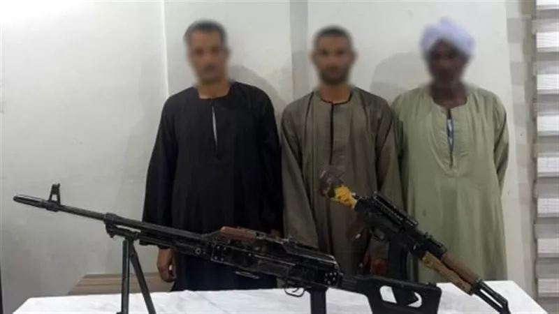 صور عمرها 13 عاما تكشف حكاية أسلحة نارية في قنا، الأمن يفك لغز الواقعة