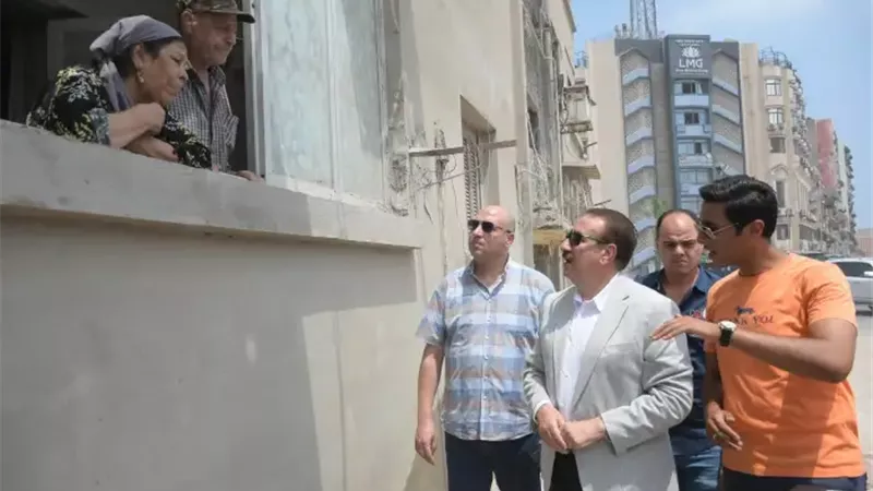 في مشهد إنساني.. محافظ بورسعيد يقطع جولته بالمنطقة الخامسة للحوار مع زوجين كبار السن