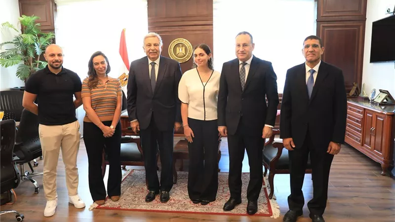 وزير التعليم العالي والقائم بعمل وزير الثقافة يكرم الطالبة هيا عمرو لمشاركتها في إسعاف مصابي مول «أرابيلا بلازا»