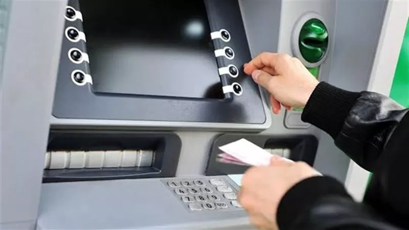  «اطلب ألف تاخد ألفين».. خطأ غريب بماكينة ATM يضاعف أموال السحب لأهالي قرية قاي ببني سويف
