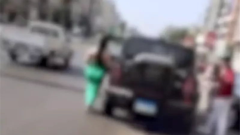 «خبطتني من ورا».. سائق دراجة نارية يصالح قائدة سيارة أجنبية بعد تصادم بمصر الجديدة