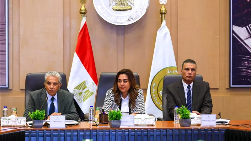 وزيرة التنمية المحلية والبيئة ومحافظ جنوب سيناء يبحثان مقترح مركز سيداري لتطوير منطقة البلوهول بمحمية أبوجالوم بمدينة دهب