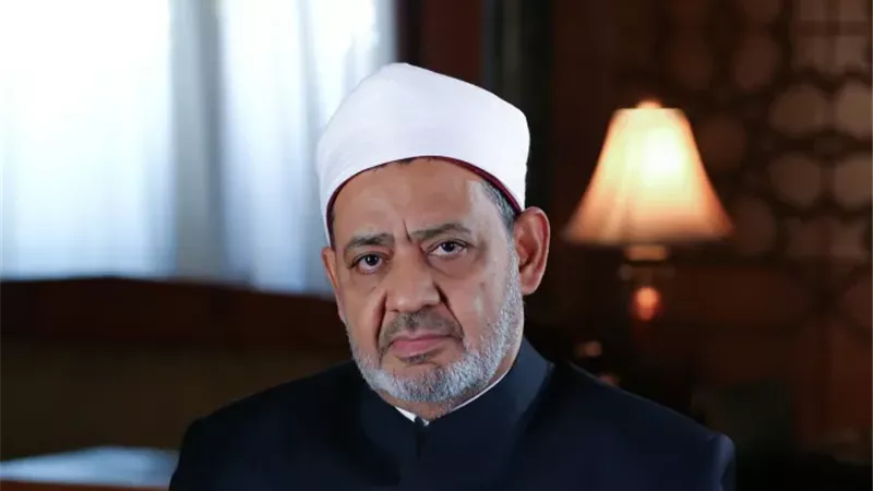 شيخ الأزهر يطمئن هاتفيًّا على صحة الشيخ أيمن عبد الغني ومرافقيه إثر تعرضهم لانقلاب سيارتهم