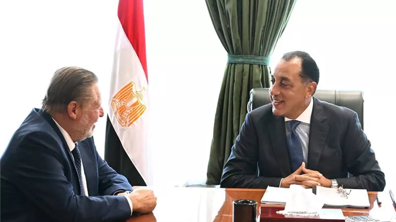رئيس الوزراء يلتقي محافظ البنك المركزي لمتابعة جهود التنسيق المشترك في عدد من الملفات الاقتصادية