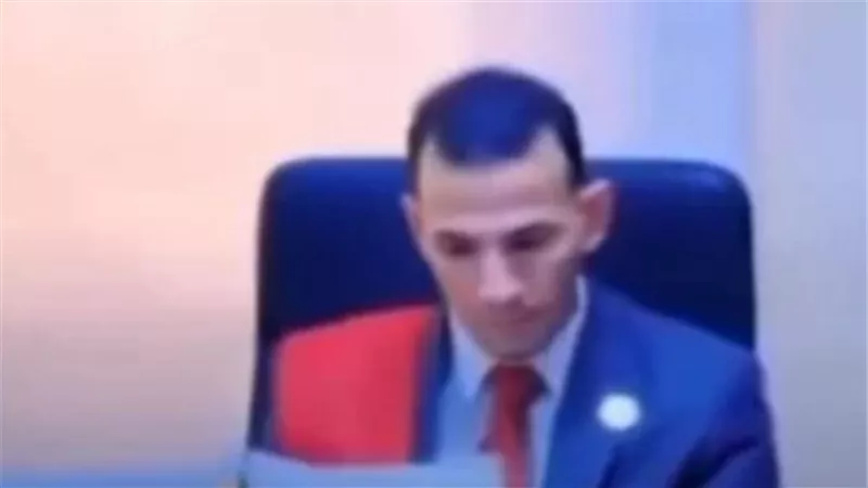 «المستشار المزيف» أمام المحكمة.. دفاع يكشف كواليس انتحال صفة القاضي وطلبات جديدة في ثاني جلسات المحاكمة