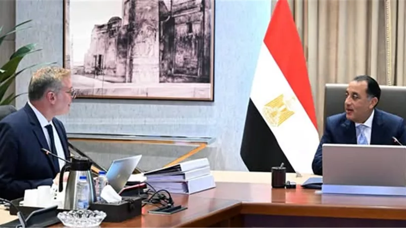 رئيس الوزراء يتابع مع وزير البترول عدداً من ملفات العمل