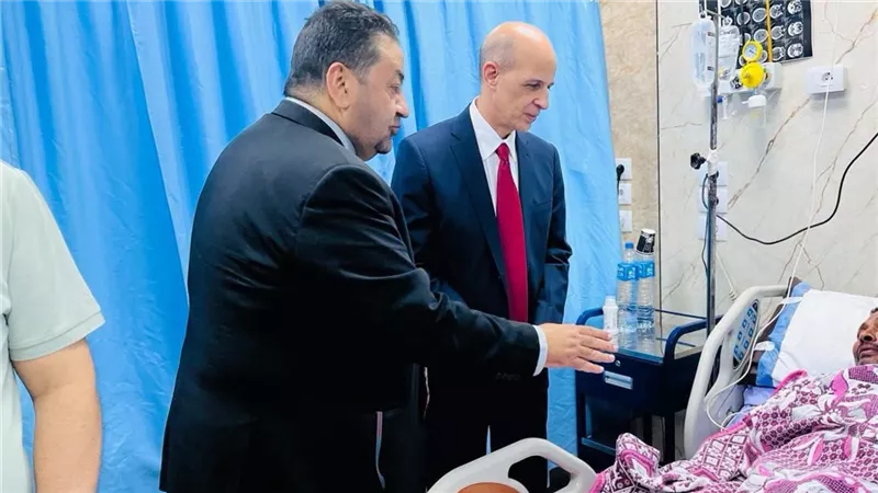 رئيس جامعة بني سويف يزور والد الطفل محمد ويشيد بشجاعة نجله في إنقاذه