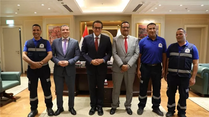 وزير الصحة يُكرم أبطال الإسعاف لإنقاذهم حياة أب استجابوا لنداء طفل في 6 دقائق