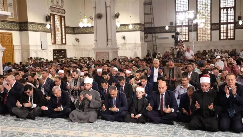 وزير الأوقاف ومحافظ الشرقية يؤديان صلاة الجمعة بمسجد الفتح بالزقازيق احتفالًا بالعيد القومي الـ١٤٥ للمحافظة