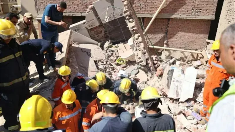 انهيار عقار خالٍ من السكان من 4 طوابق في كرموز بالإسكندرية 