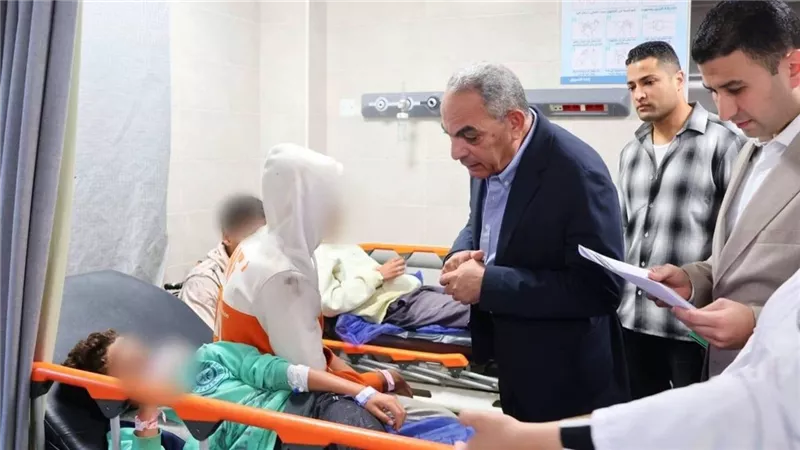 محافظ الإسماعيلية يتوجَّه إلى مستشفى القصاصين التخصصي لمتابعة مصابي حادث «طريق الدواويس» ويوجّه برعاية شاملة لهم ولأسرهم