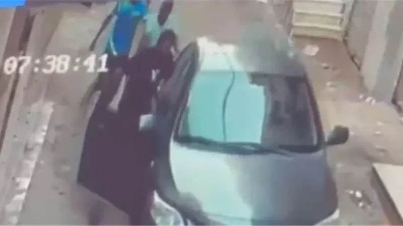 بتحريض من زوجته الثانية.. زوج يسحل زوجته الأولى ويخطف نجله لإجبارها على التنازل عن قضايا ضده بالشرقية