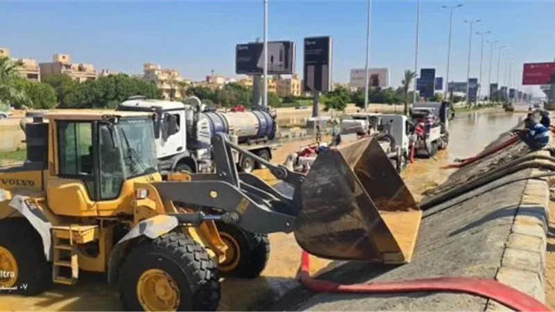 إصلاحات كسر ماسورة مياه طريق الواحات الصحراوى وسط انتشار الخدمات المرورية