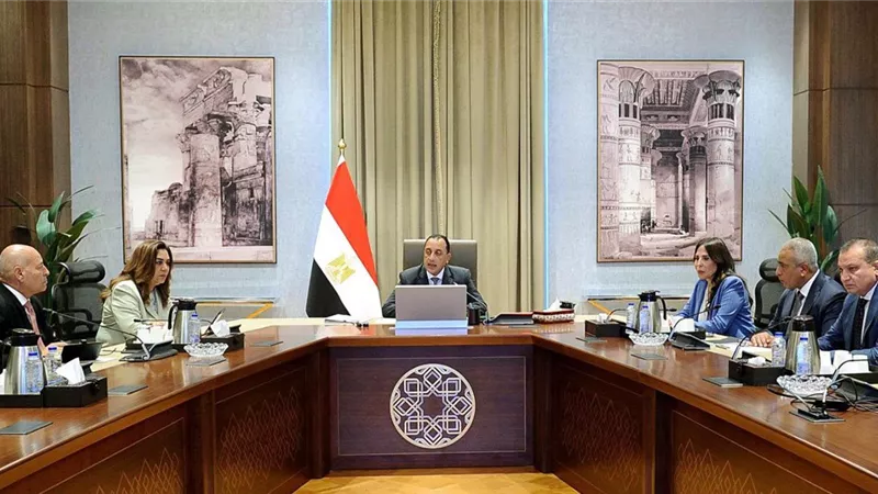 رئيس الوزراء يتابع تنفيذ تكليفات فخامة الرئيس بـ 