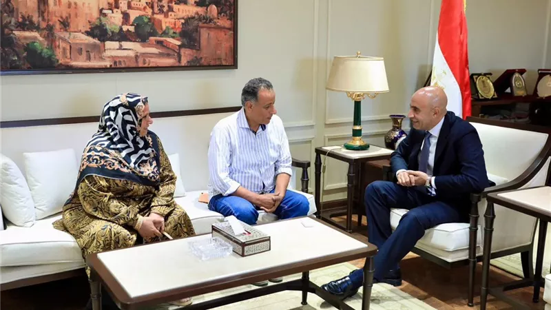 وزير التربية والتعليم يكرّم مديري مدرستي برقطا الإعدادية والشهيد أحمد سمير تقديرًا لعطائهما وترسيخًا لقيمة المعلمين...ويؤكد 