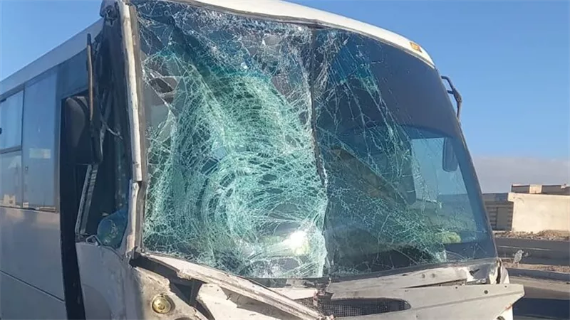 إصابة 17 طالبا فى انقلاب أتوبيس مدارس بطريق السويس الصحراوى