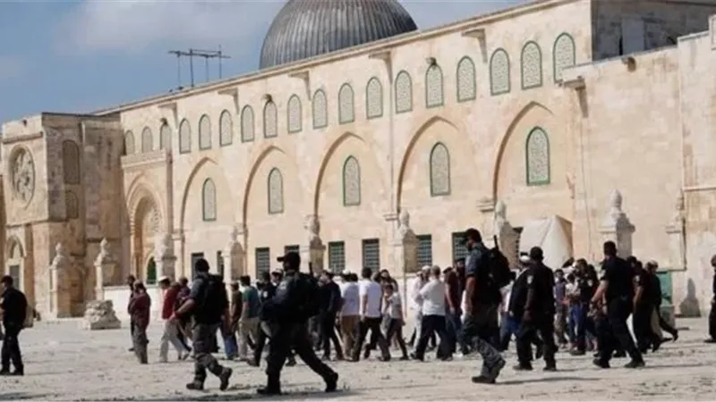 مستعمرون يقتحمون المسجد الأقصى من باب المغاربة بحماية قوات الاحتلال