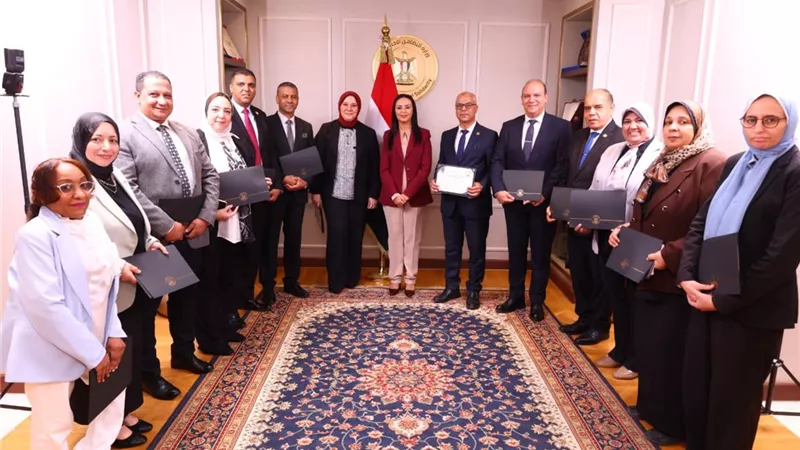 وزيرة التضامن الاجتماعي تكرم موظفى 4 ادارات لتميزهم خلال شهر أغسطس