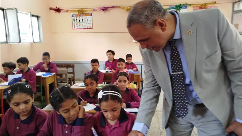 بتوجيهات الدكتور محمد عبداللطيف.. طارق حلمي يتابع انتظام العملية التعليمية بمدارس الجيزة مع انطلاق العام الدراسي الجديد