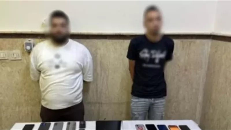 استوليا على أرصدة 27 ضحية.. ضبط عصابة تسييل حسابات تطبيقات التقسيط