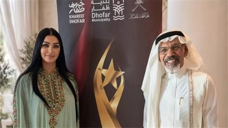 النجمة كلوديا حنا سعيدة بتكريم أحمد حلمي وشريف منير وياسر جلال في مهرجان ظفار الدولي