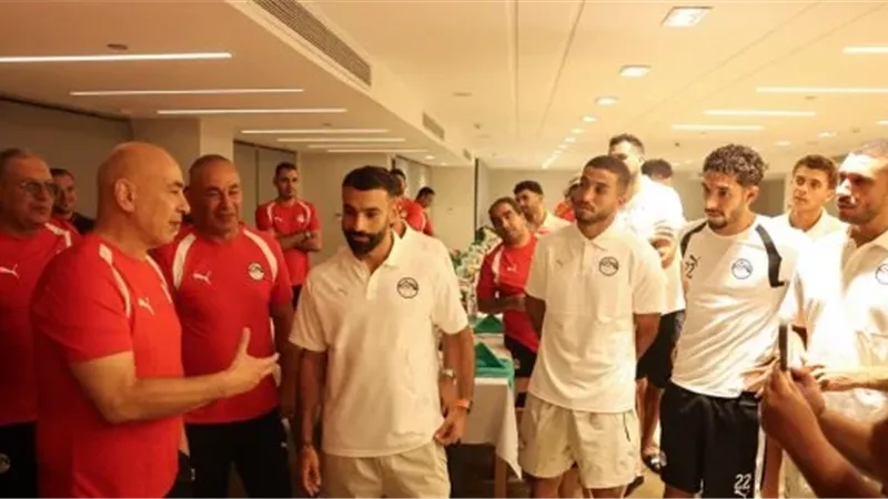 احتفال لاعبى منتخب مصر بتجديد عقود حسام وإبراهيم حسن حتى 2030.