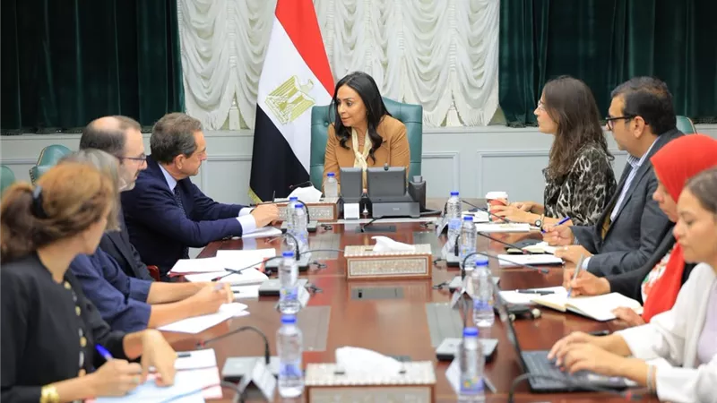 وزيرة التضامن الاجتماعي تبحث مع السفير الفرنسي بالقاهرة تعزيز سبل التعاون المشترك 