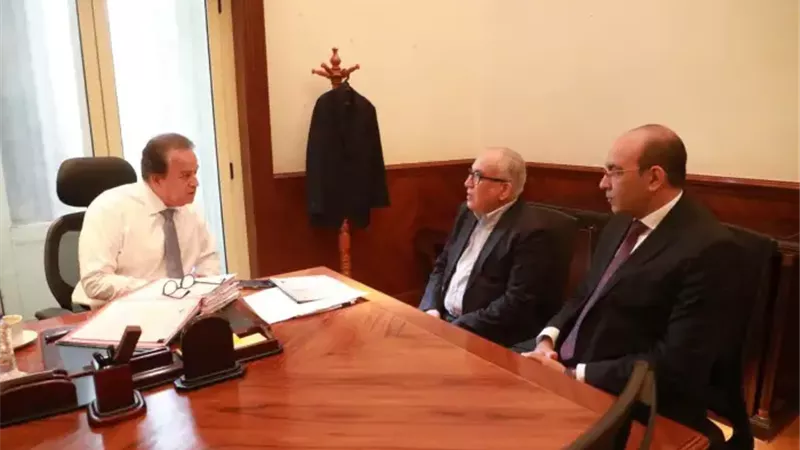 وزير الصحة يوجه الشكر لرئيس التأمين الصحي السابق ويبحث خطة العمل المستقبلية